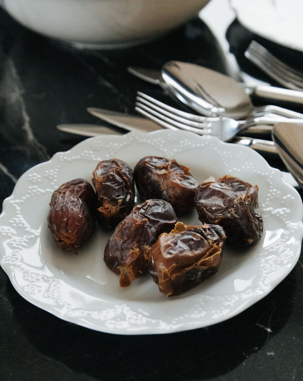 Dates: Nutrition Facts, Benefits and How Many to Eat a Day